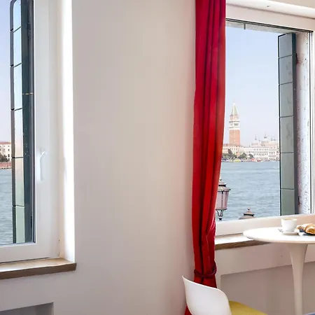 3 Windows On St - Waterfront Venice