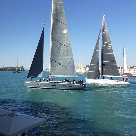 3 Windows On St - Canal View