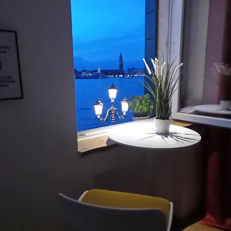 3 Windows On St - Canal View