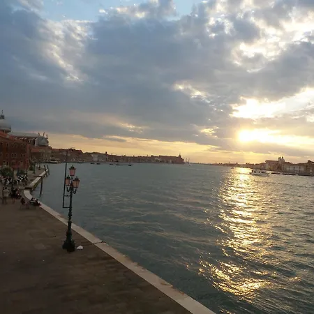 3 Windows On St - Canal View