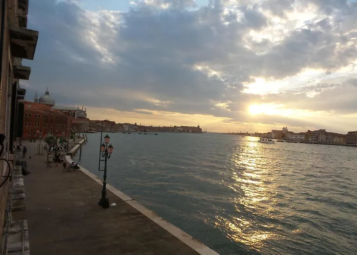 3 Windows On St - Canal View